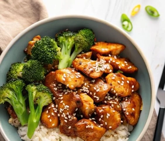 Delicious Honey Garlic Chicken Rice Bowls with vegetables and sauce